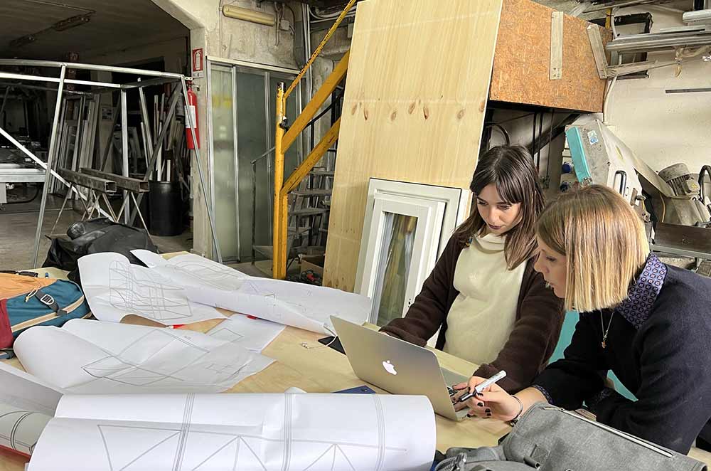 Bambini nei giardini sensoriali completati - apprendimento all'aperto alla De Amicis