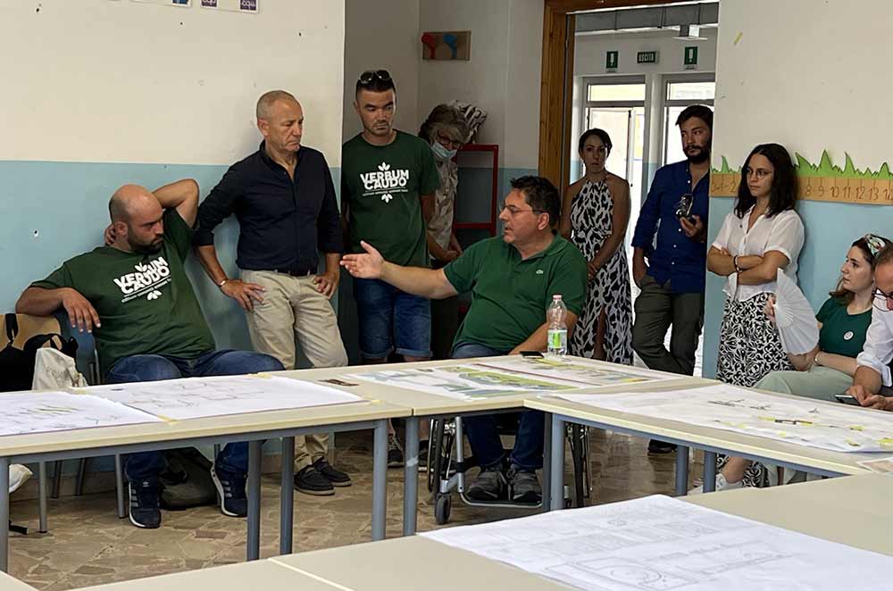 Costruzione della pergola in acciaio per l'atelier all'aperto - scuola De Amicis