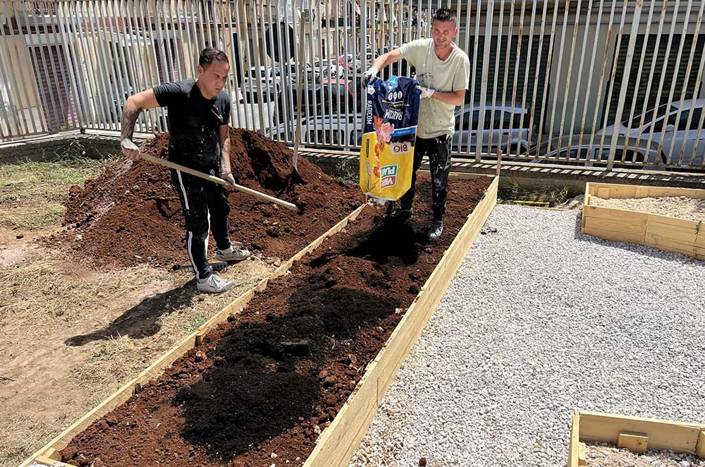 Workshop giardini sensoriali - fase di piantumazione e cura delle aiuole